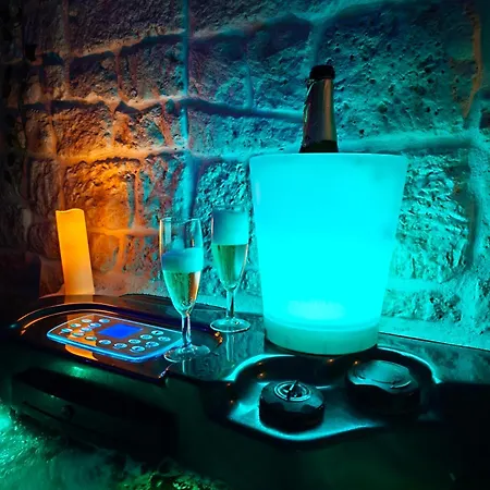 Loveroom, La Tour Secrete Jacuzzi, Sauna, Plage, Clim, Netflix, Wifi Aude, Occitanie * Vinassan