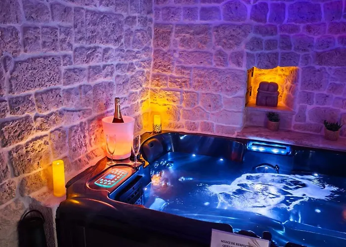아파트 Loveroom, La Tour Secrete Jacuzzi, Sauna, Plage, Clim, Netflix, Wifi Aude, Occitanie *